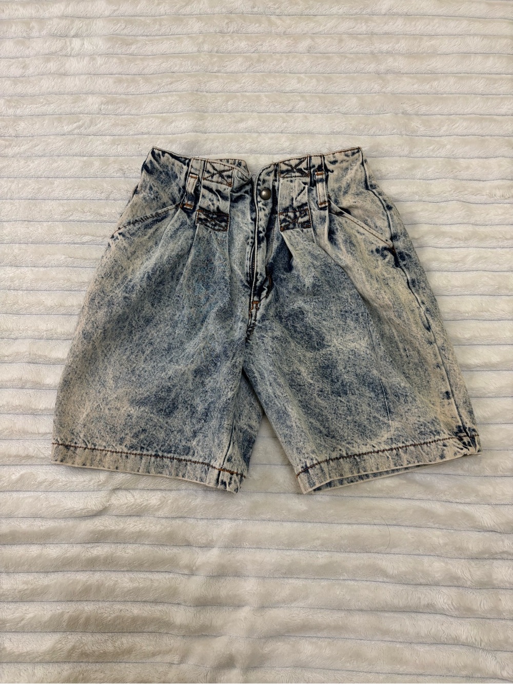Vintage Cristina acid wash pleated denim mom shorts 24 waist XXS 100% cotton